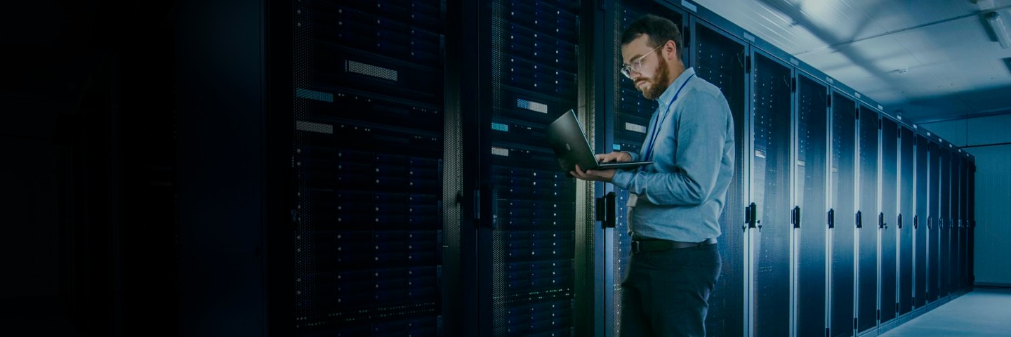 hombre configurando desde su ordenador en un data center de Claro Dominicana 