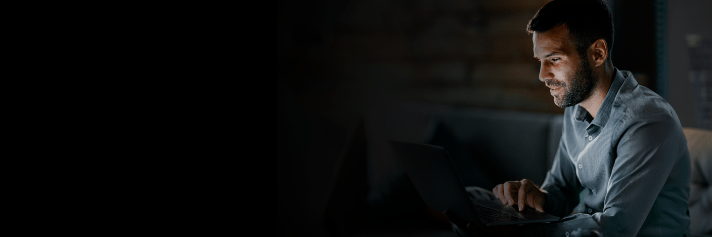 joven masculino optimizando las facturas de su empresa con Claro Cloud