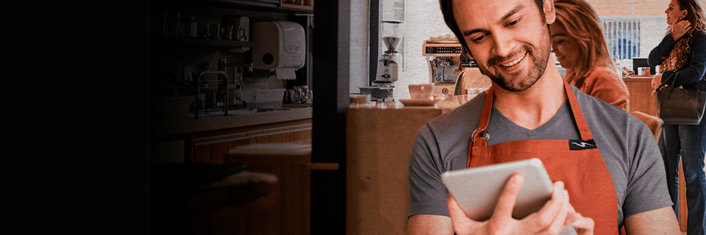 joven masculino con mejor productividad en su negocio con Claro Cloud