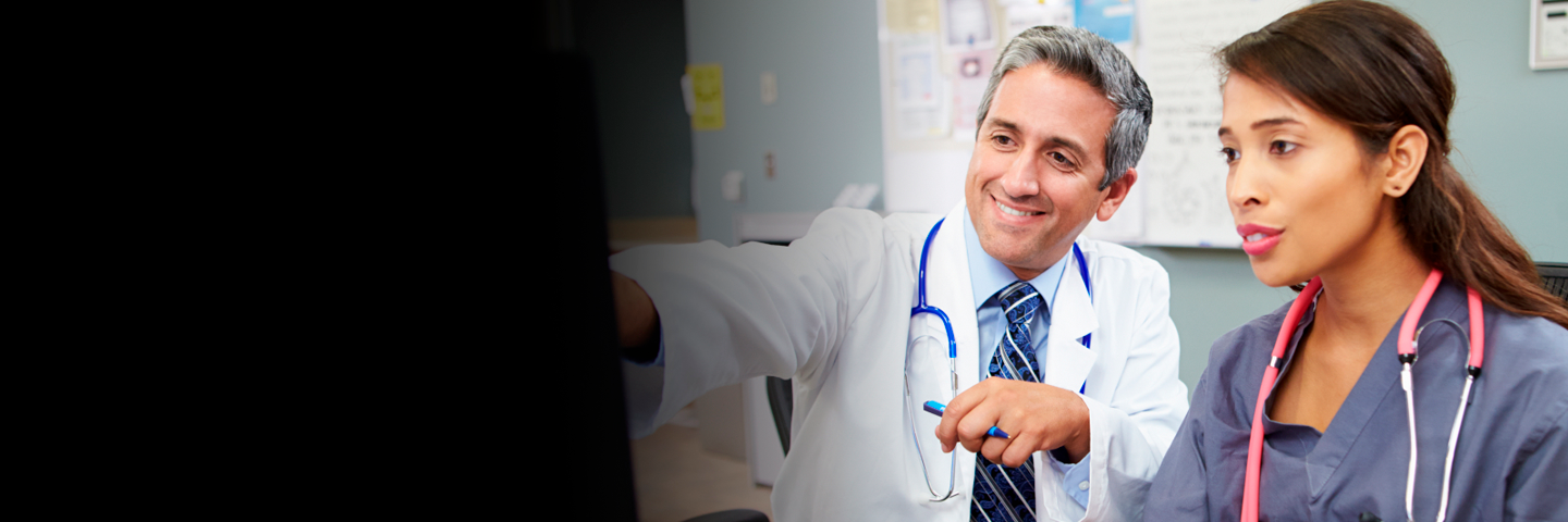 doctor y enfermera disfrutando de un hospital con mejor gestion con Claro Cloud