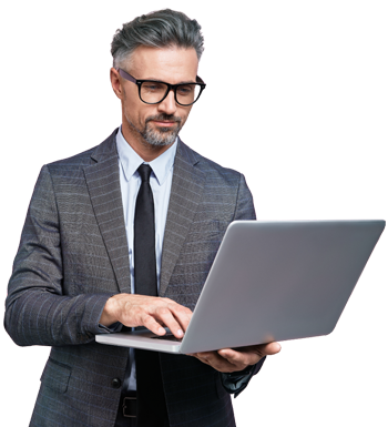 hombre de traje formal sosteniendo su laptop mientras usa Claro Cloud