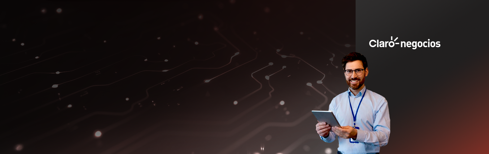 joven masculino utizando los servicios profesionales de Claro Cloud