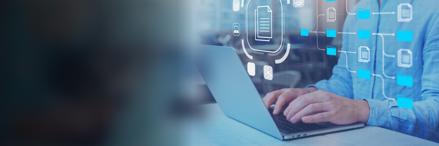 hombre trabaja en la plataforma de servicios en la nube de Amazon 